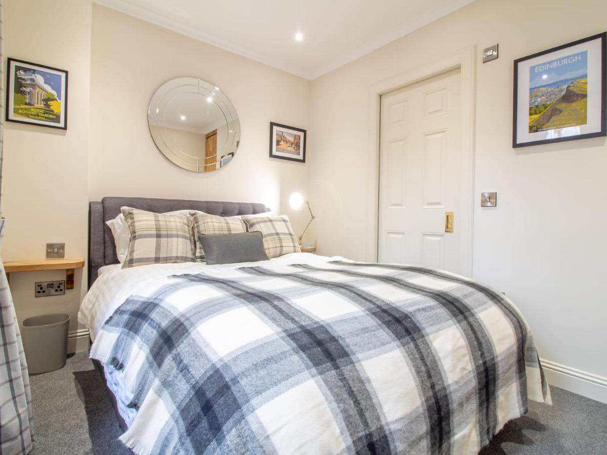 Luxury Royal Mile Apartment By The Castle - Sleeps 4 Edinburg Exteriör bild